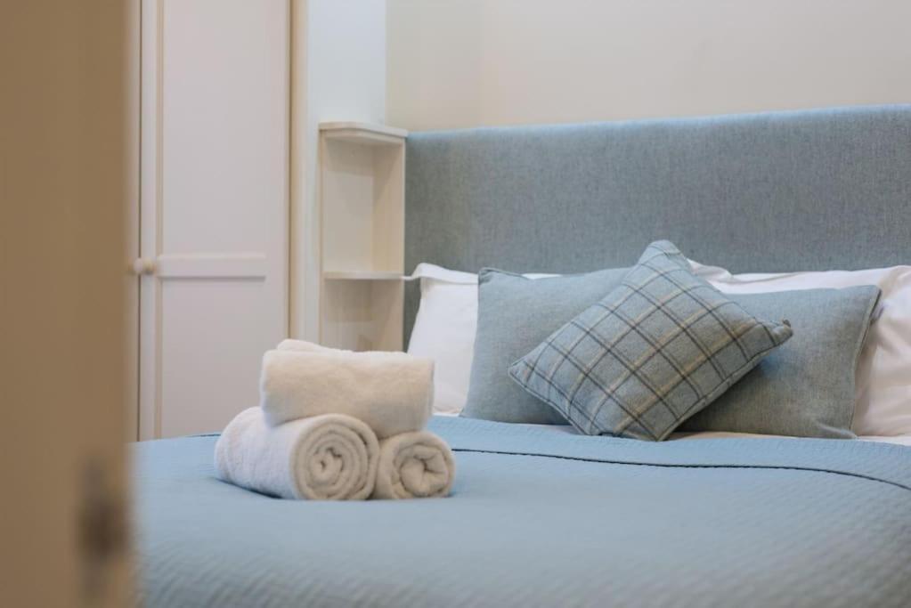 Self Catering , City Centre Apartment With Parking — Photos 3